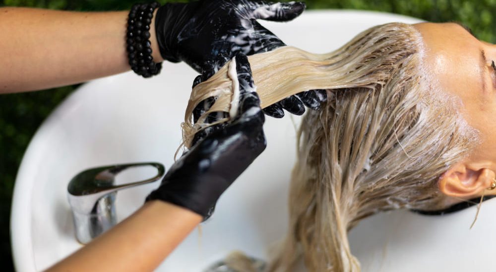 peluquero haciendo mechas en peluquería en pozuelo de alarcon peluquero haciendo mechas en peluquería en pozuelo de alarcon