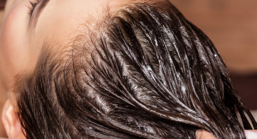 peluquero haciendo tratamiento capilar en peluquería en pozuelo de alarcon peluquero haciendo tratamiento capilar en peluquería en pozuelo de alarcon